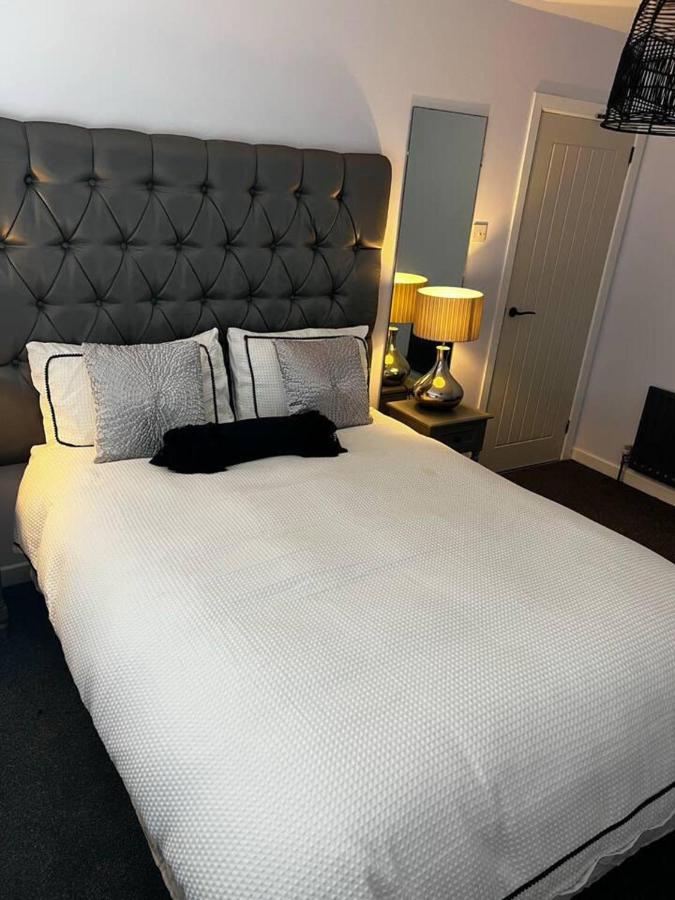 Immaculate Sea View 4-bed House In *
